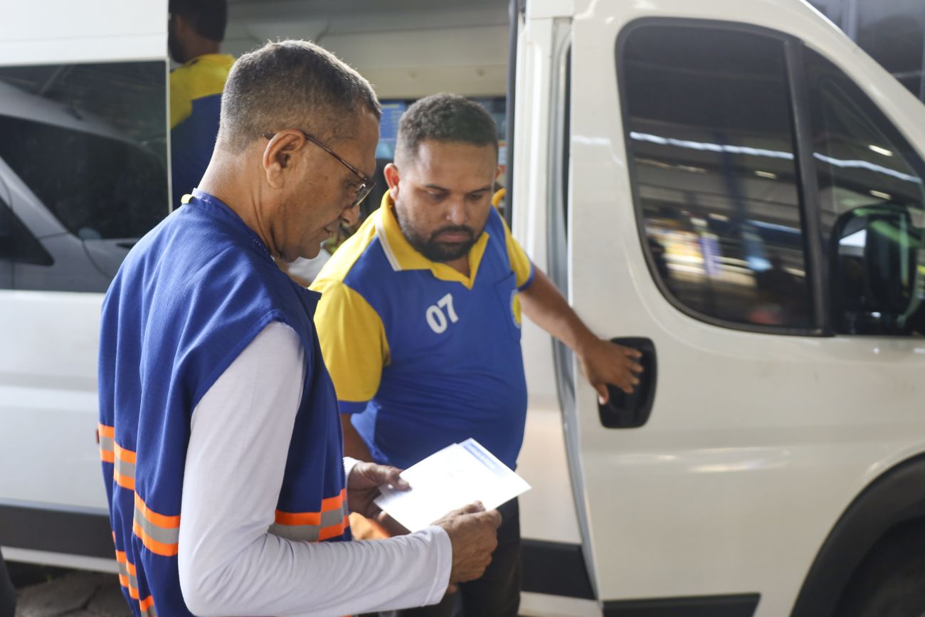 Agente fiscalizando documentação de veículo