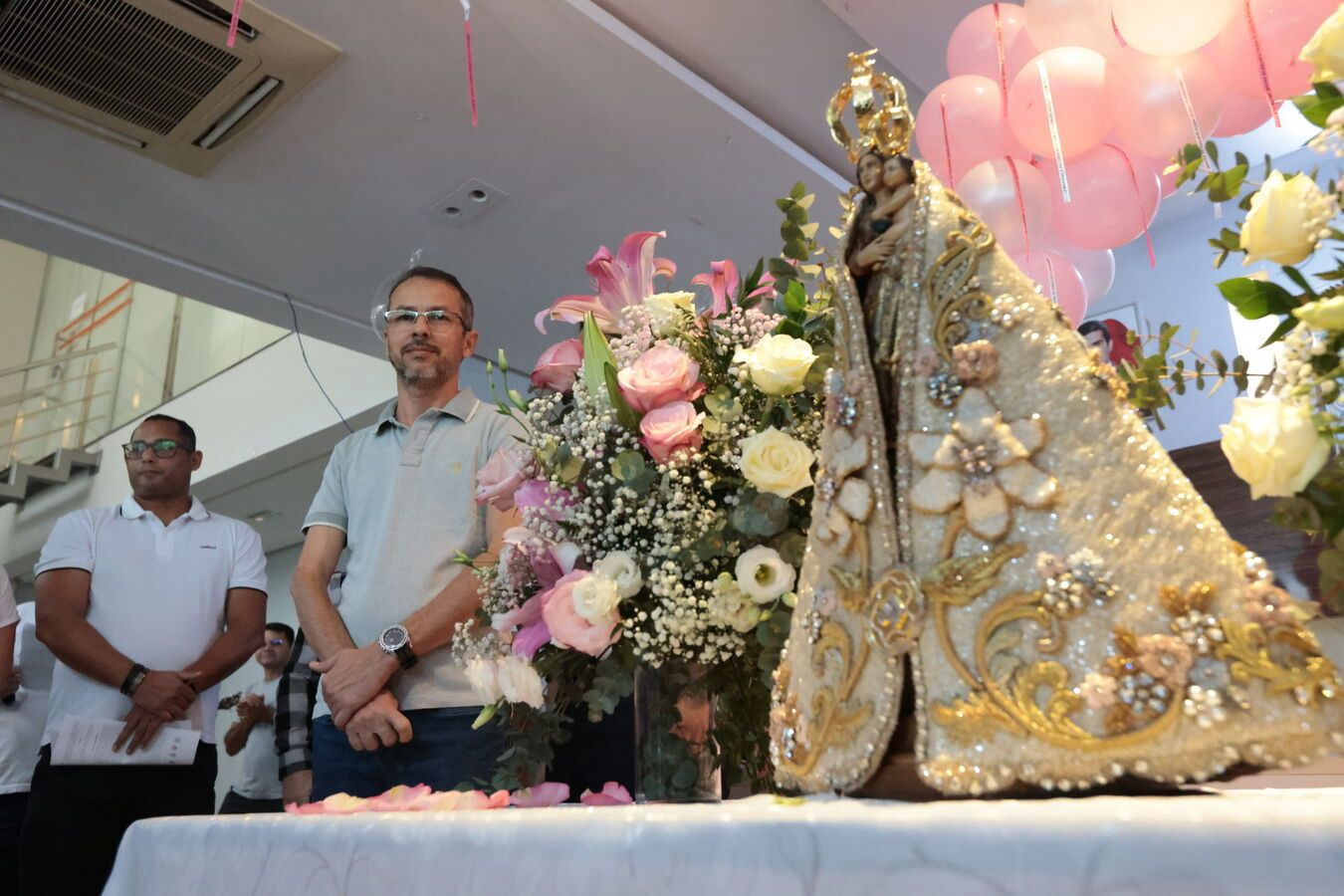 Diretor-geral da Artran Luciano Dias ao lado da imagem peregrina
