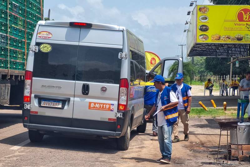 Fiscais recolhendo veículo