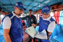 Controladores da Artran verificando documentação de embarcação